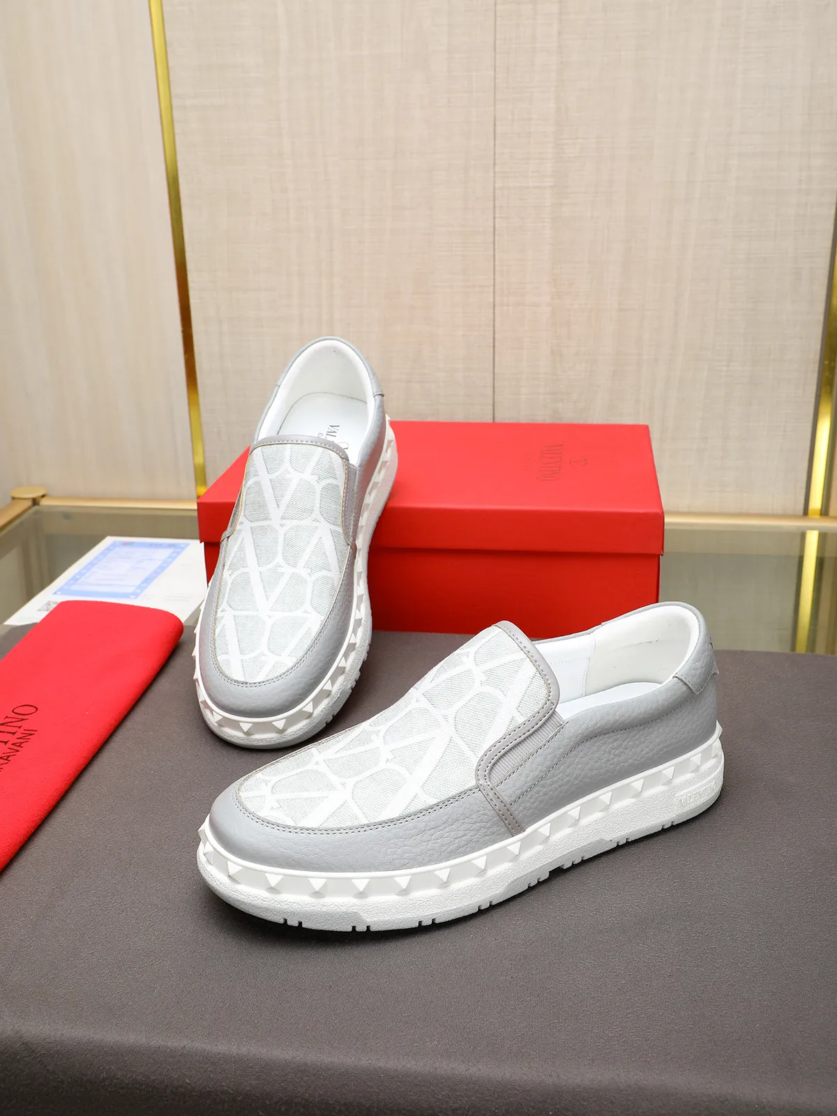 Men's shoes 💰440 Valentino "VALENTINO" hot sale ❤️ Counters ship at the same time 1:1 👏 Imported cowhide + waterproof fabric + leather lining 🐂 Casual fashion shoes Exquisite workmanship Original original outsole 38-44 (45 customized, non-refundable)